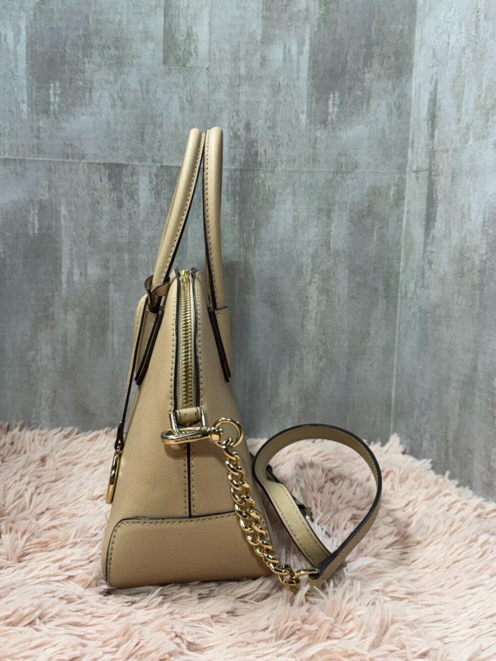 Great Preloved Condition Michael Kors Cindy Large Dome Satchel - Beige - Picture 10 of 13